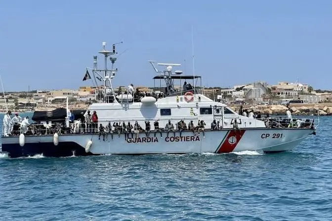 La Guardia costiera in missione (foto Capitaneria)