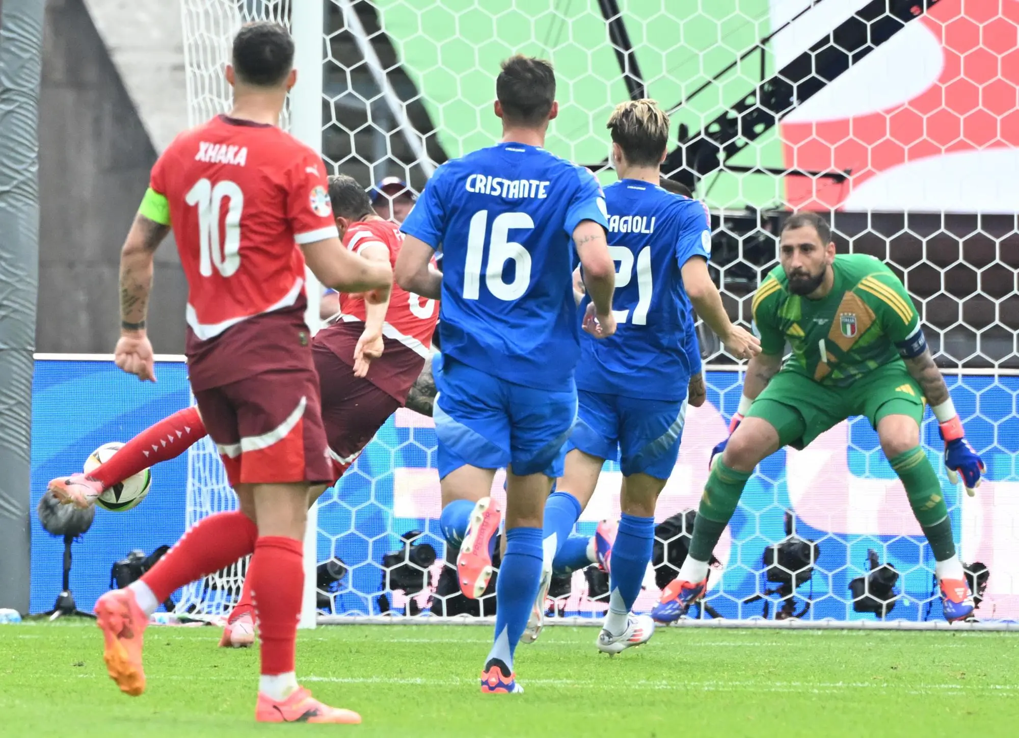 Il gol di Freuler al 37' (Ansa-Epa)