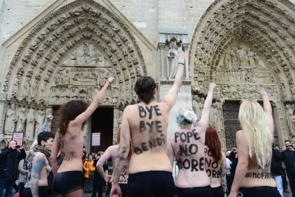Donne di Femen davanti a Notre Dame nel 2013 dopo l'annuncio del ritiro di Papa Ratzinger
