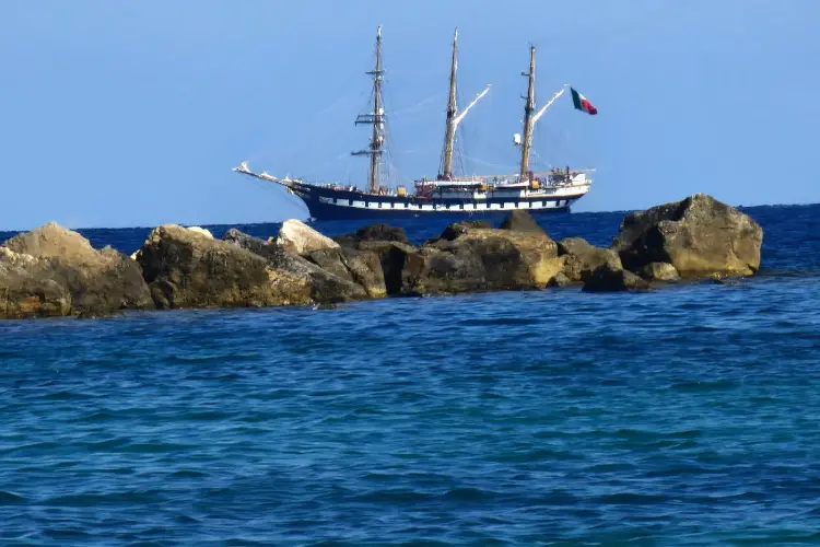 La Palinuro vicino alla costa di Balai (foto Pala)