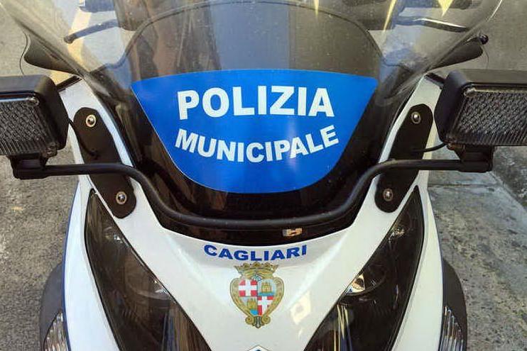 Cagliari, cadono calcinacci in via La Marmora: strada chiusa al traffico