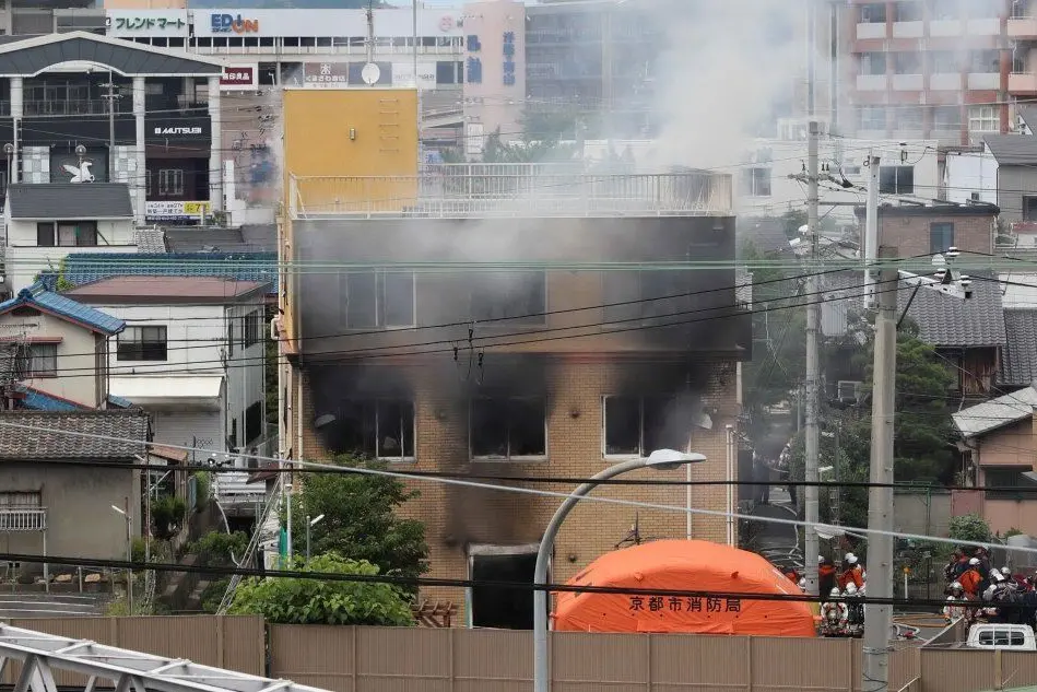 Un fumo denso si leva dagli studi della "Kyoto animation", colpita da un terribile rogo