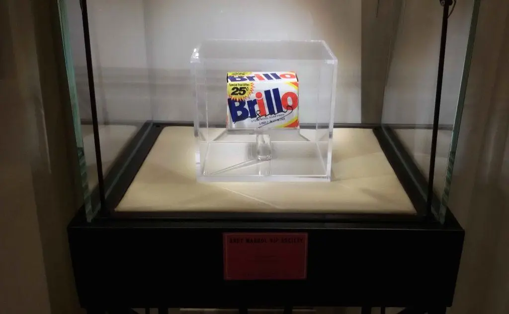 Il detersivo Brillo esposto alla mostra di Andy Warhol a Porto Cervo
