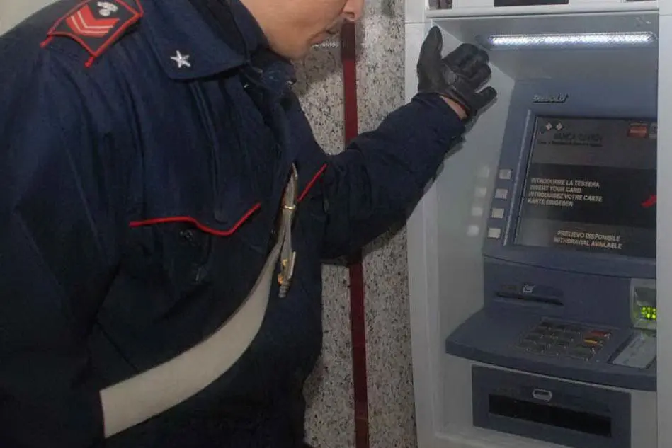 Un carabiniere davanti a uno sportello bancomat (foto d'archivio)