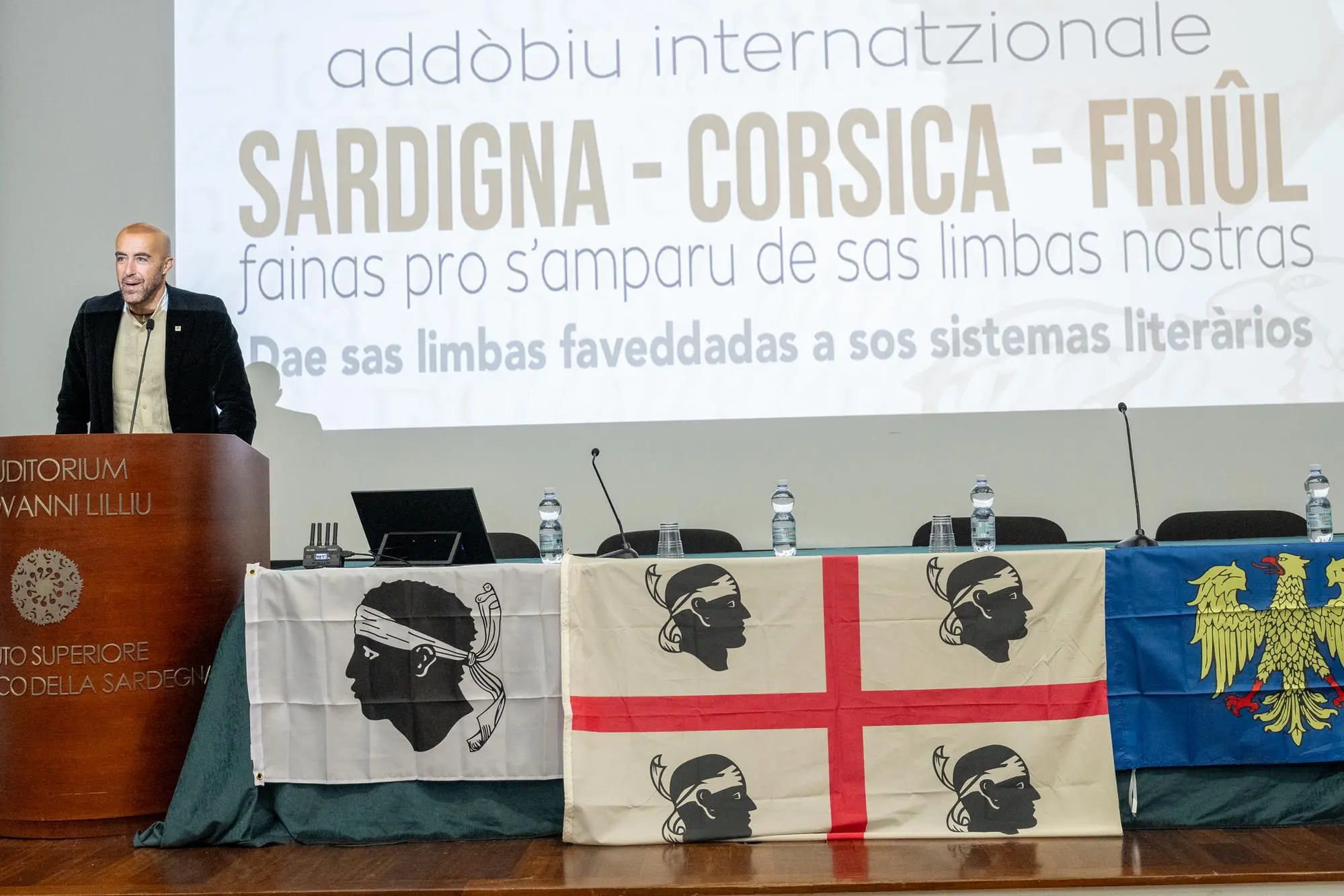 Il presidente dell'Isre Stefano Lavra parla al convegno sulle lingue minoritarie (foto Gigi Murru/Isre)