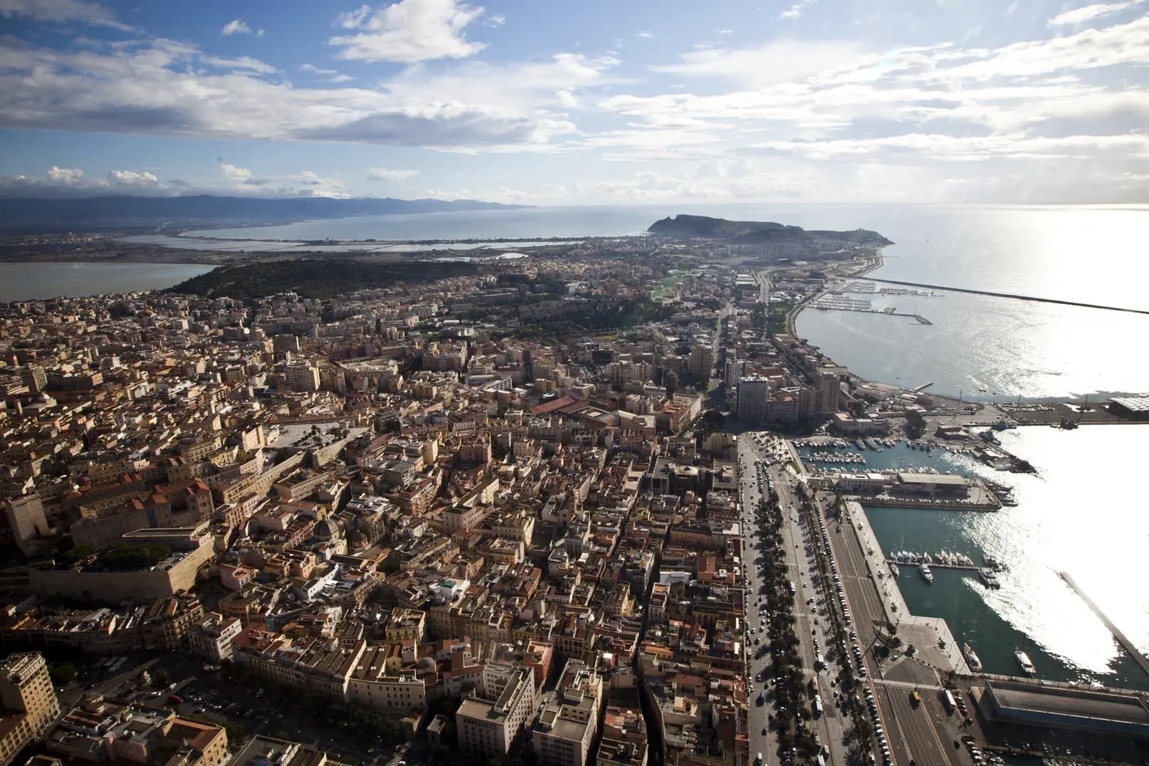 Una veduta del porto di Cagliari