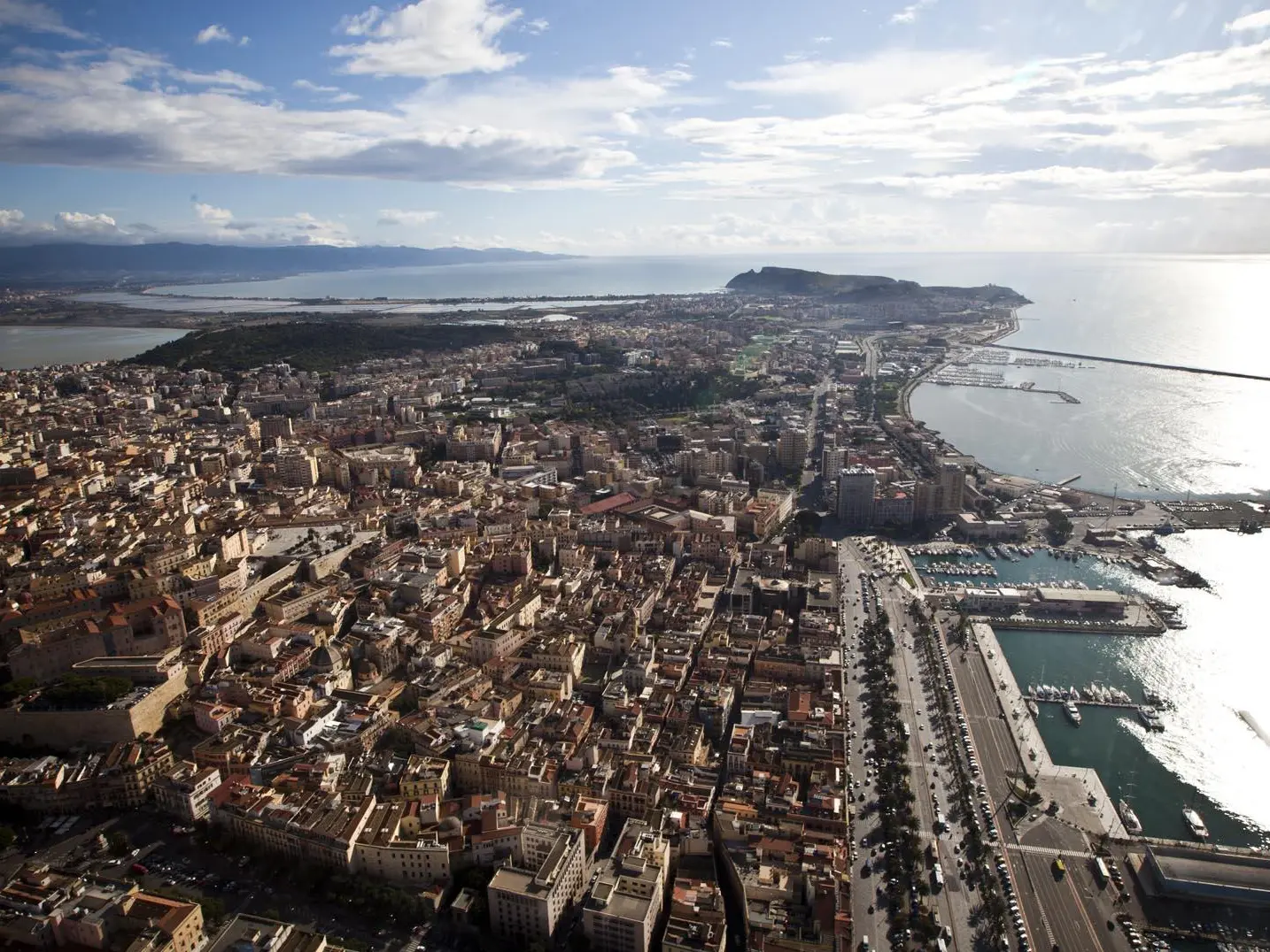 Una veduta del porto di Cagliari