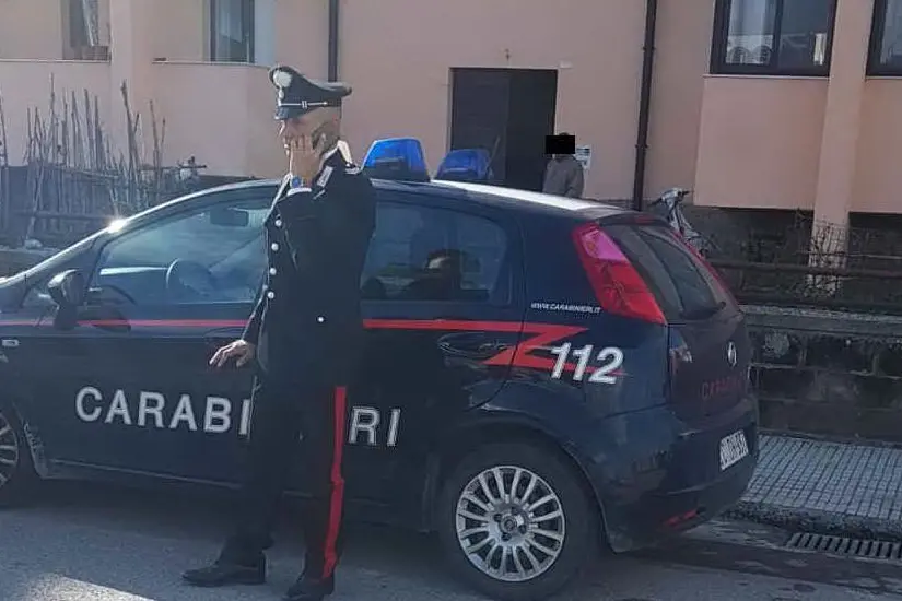 L'auto dei militari (foto carabinieri)