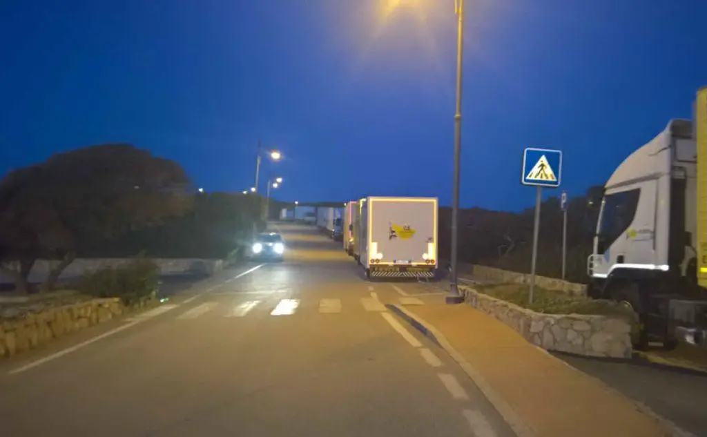 I camion della produzione in via Punta Volpe, a Porto Rotondo