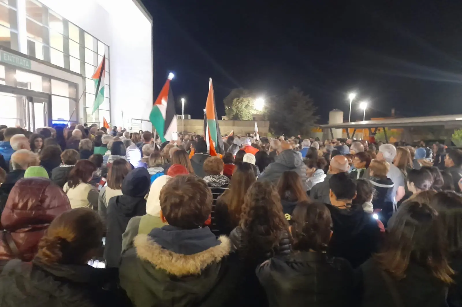 Manifestazione pro pal davanti al San Francesco (foto Ledda)
