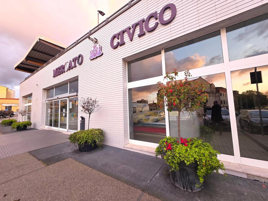 Sassari, il Mercato civico aperto fino alle 15. Il Comune: «Veniamo incontro alle richieste dei commercianti»