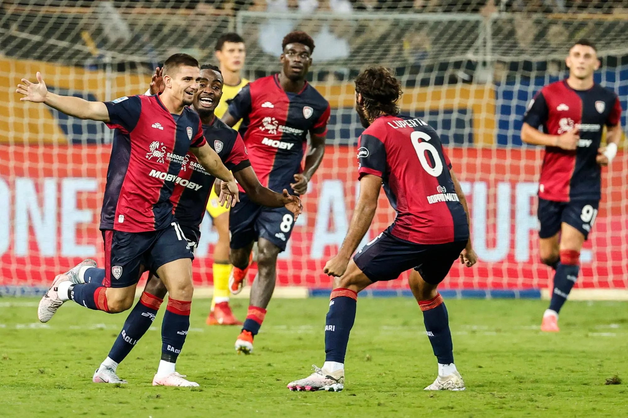 Razvan Marin esulta per il suo gol in Parma-Cagliari (foto Ansa)