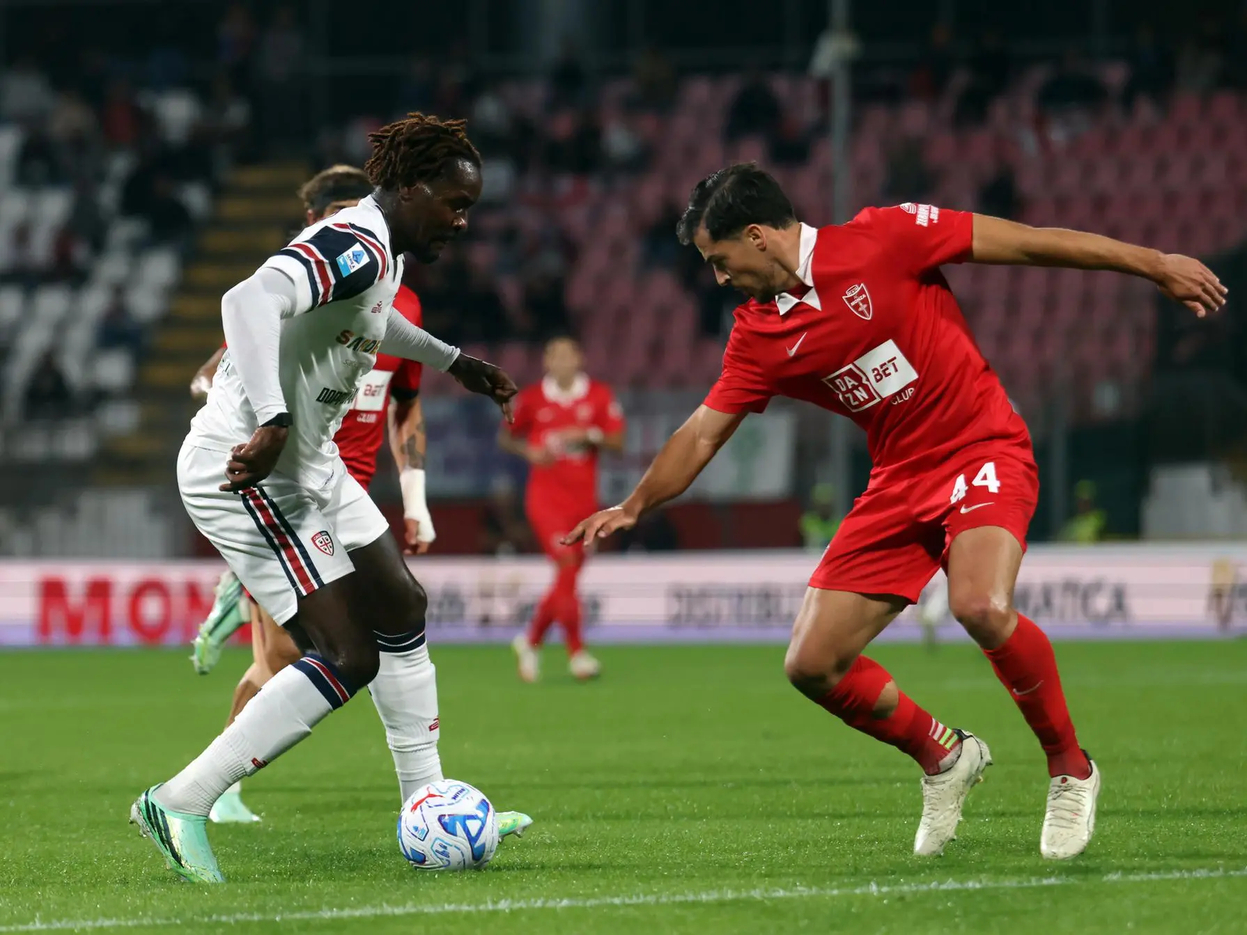 Cagliari's M'Bala Nzola (L) challenges for the ball with Monza’s Andrea Caboni during the serie A soccer match between Monza and Cagliari at Brianteo stadium in Monza, 19 October 2026. ANSA / MATTEO BAZZI