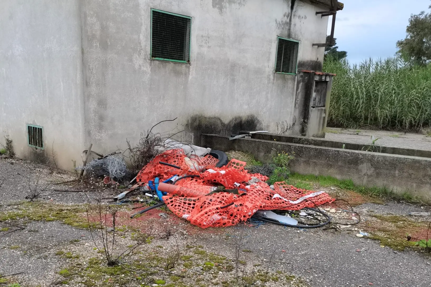 Un cumulo di rifiuti a ridosso dell'ex depuratore di Santa Giusta (foto Sara Pinna)