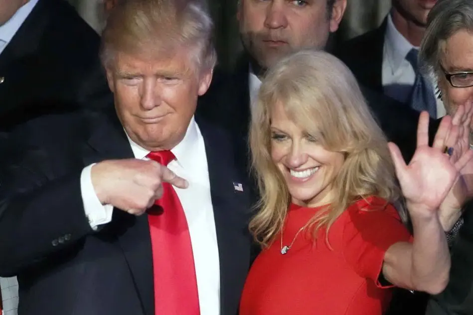 Donald Trump con Kellyanne Conway (foto Ansa/Epa)