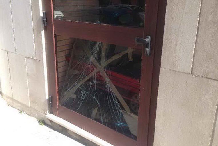 Porto Torres, in un raid vandali spaccano il vetro della sala Canu