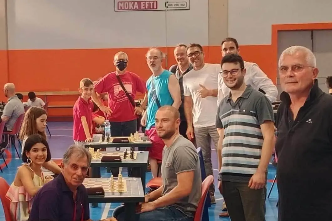 Alcuni membri del Circolo Oristano Scacchi durante una manifestazione (foto concessa dal presidente Andrea Sini).