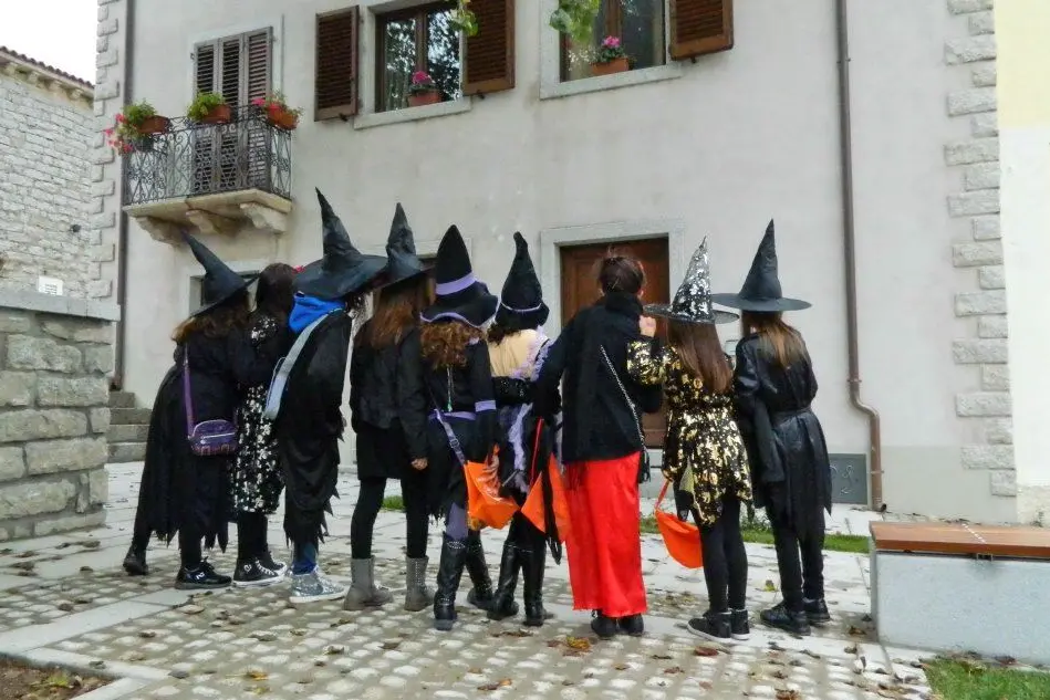 Bambini festeggiano Halloween a Luras