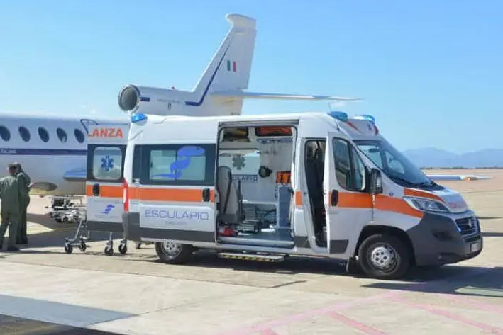 L'ambulanza in pista prima del decollo (foto Aeronautica militare Twitter)