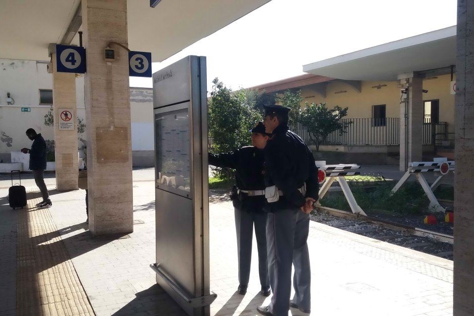 Polizia in stazione a Cagliari (Archivio L'Unione Sarda)