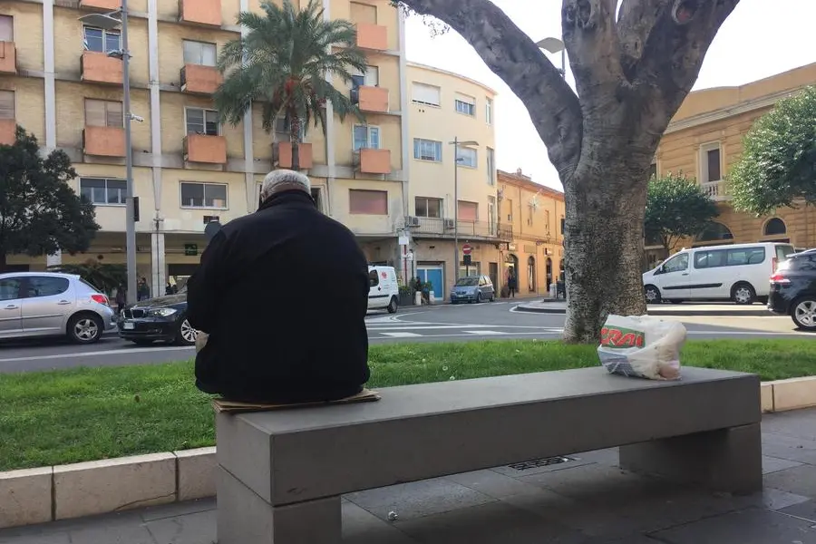 Un anziano in piazza (Archivio L'Unione Sarda)