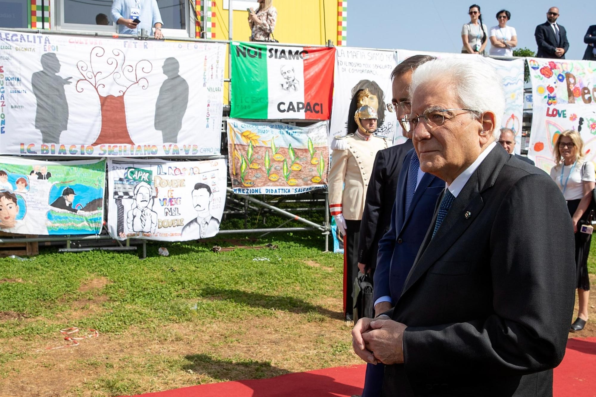 Il presidente Sergio Mattarella osserva alcuni disegni creati dai ragazzi delle scuole (Ansa - Ufficio stampa Quirinale)