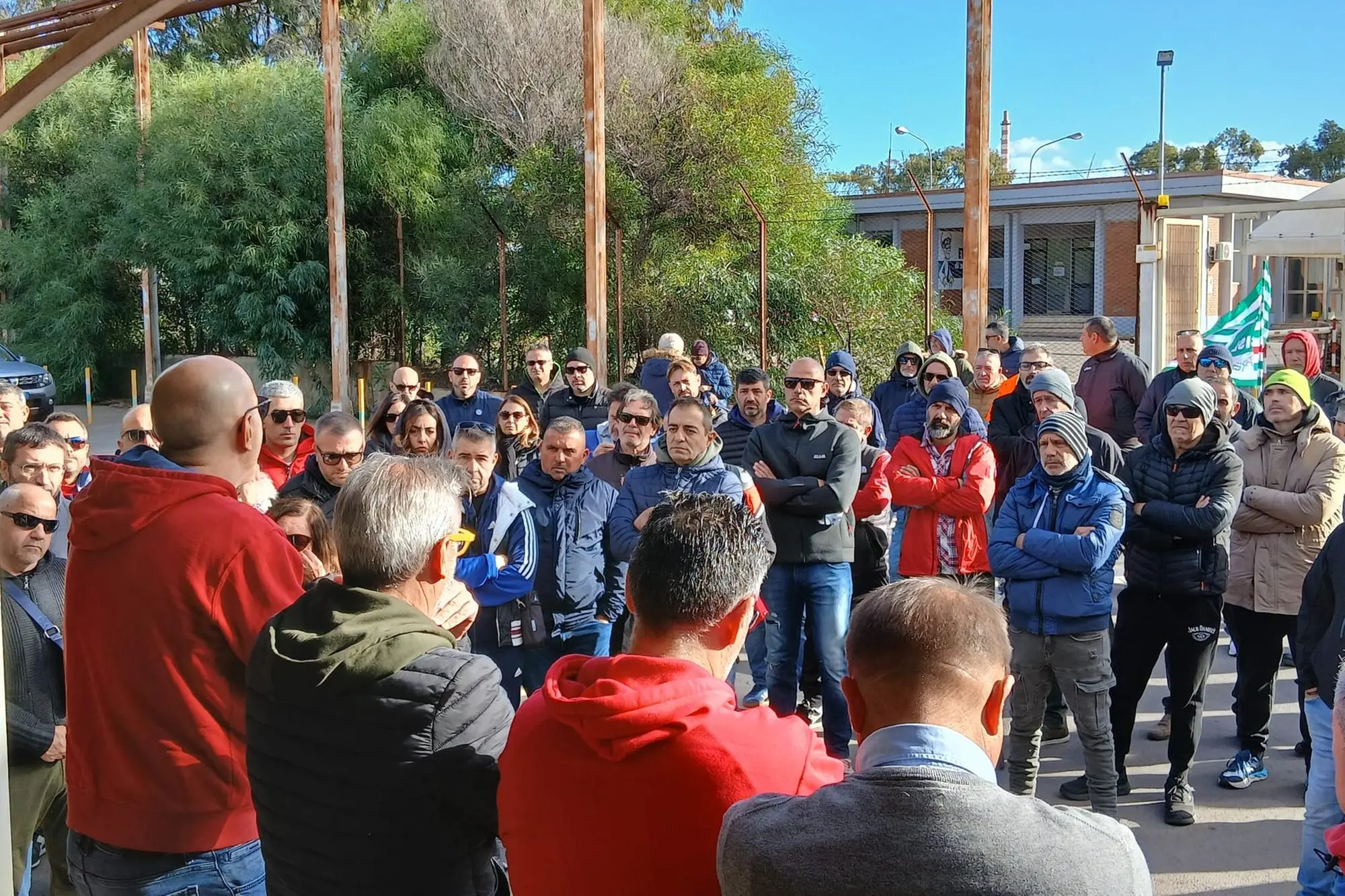 L'assemblea ai cancelli Eurallumina (Pani)