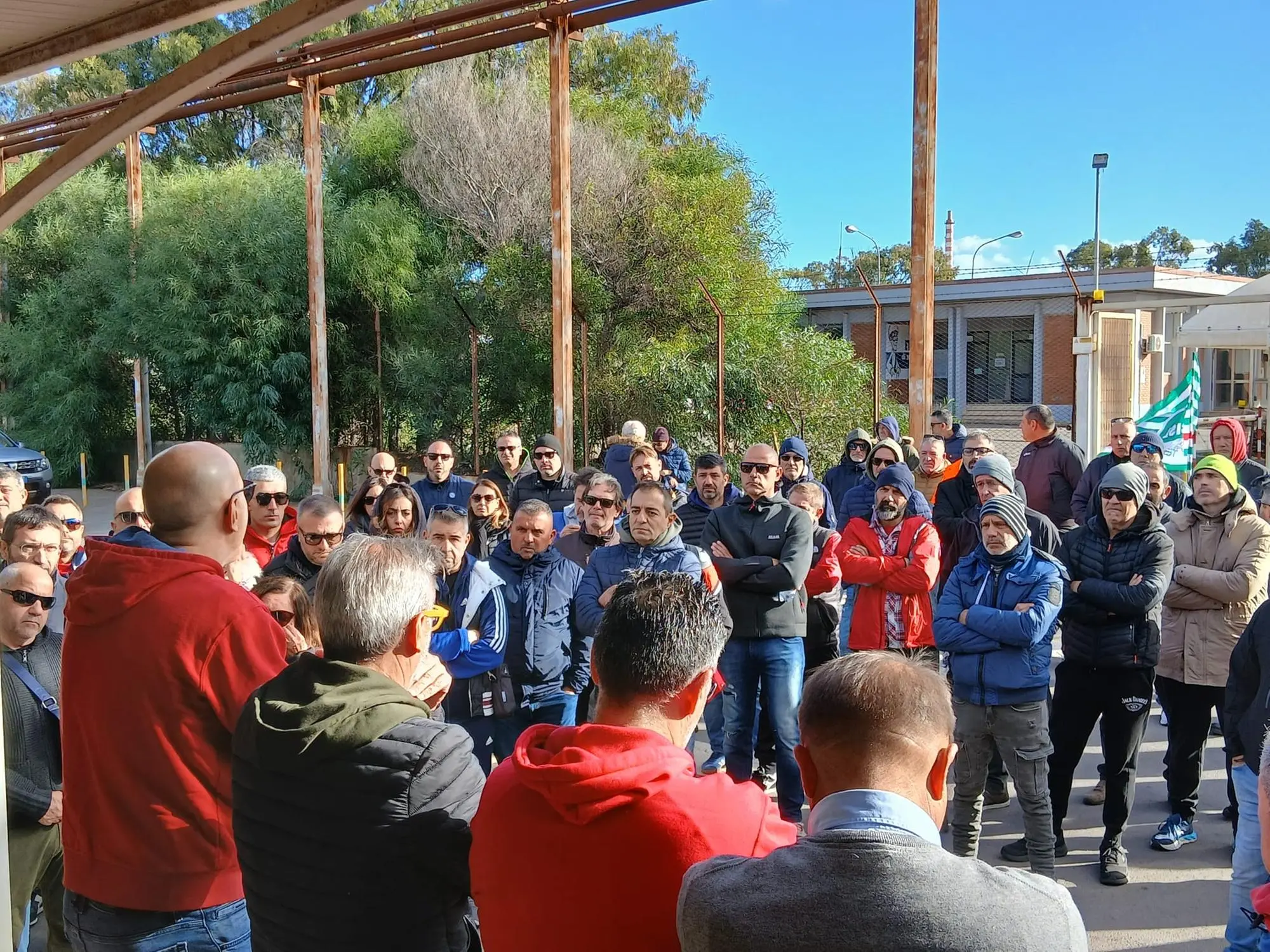 L'assemblea ai cancelli Eurallumina (Pani)