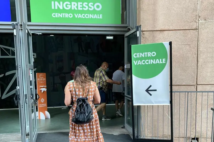 Un hub vaccinale (foto L'Unione Sarda)