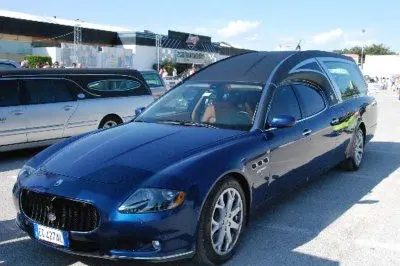 Un carro funebre al raduno marchigiano