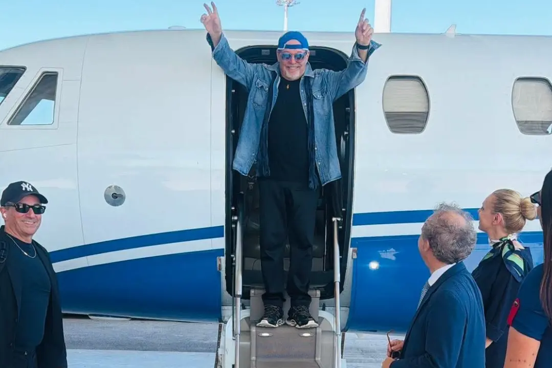 L'arrivo di Vasco Rossi all'aeroporto di Olbia (foto Facebook)