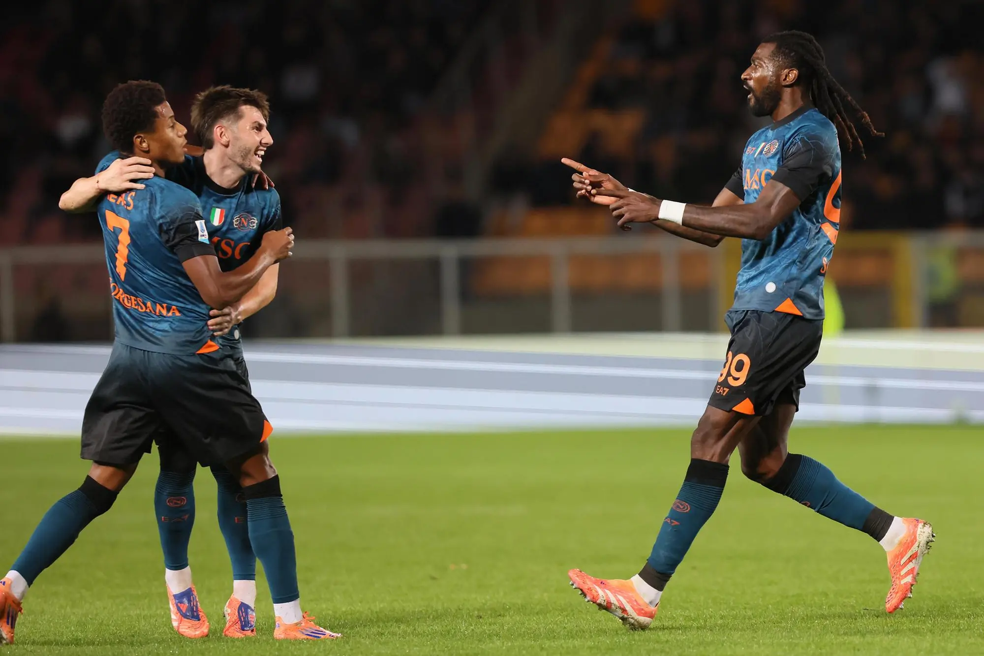 SSC Napoli's Frank Anguissa (R) celebrates with his teammates after scoring a goal during the Italian Serie A soccer match US Lecce - SSC Napoli at the Via del Mare stadium in Lecce, Italy, 28 October 2025. ANSA/ABBONDANZA SCURO LEZZI