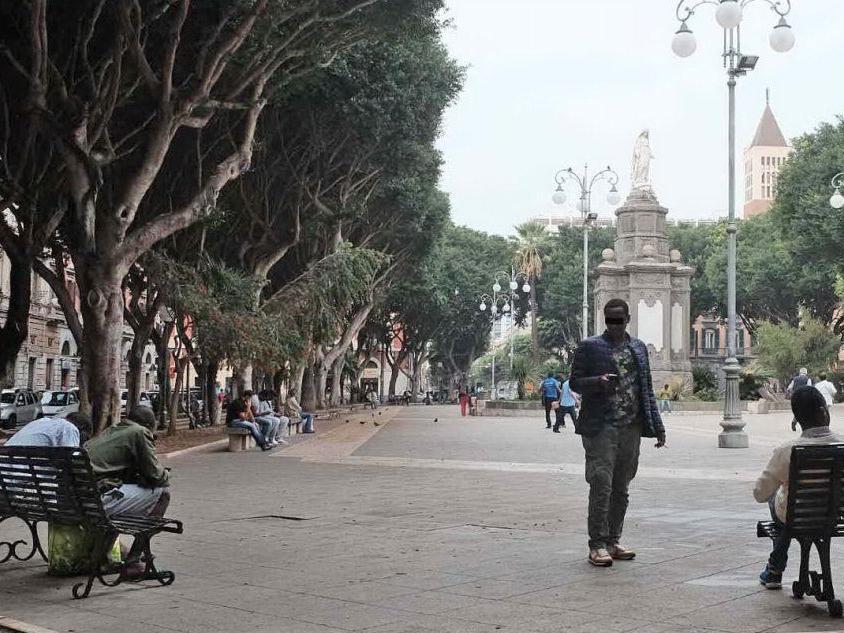 &quot;Troppi migranti in piazza&quot;, a Cagliari Zedda disattiva il wi-fi