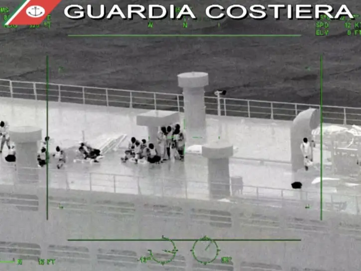 Nave alla deriva a Carloforte, due rimorchiatori per trainare il cargo: onde alte cinque metri e i cavi si spezzano - <a href="ht Le immagini della Blue Ocean (foto Guardia costiera)