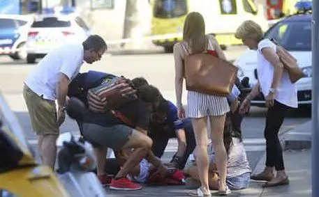 E' di 15 vittime il bilancio, un'altra persona morirà a Cambrils, altra cittadina catalana, in un altro attacco poche ore dopo