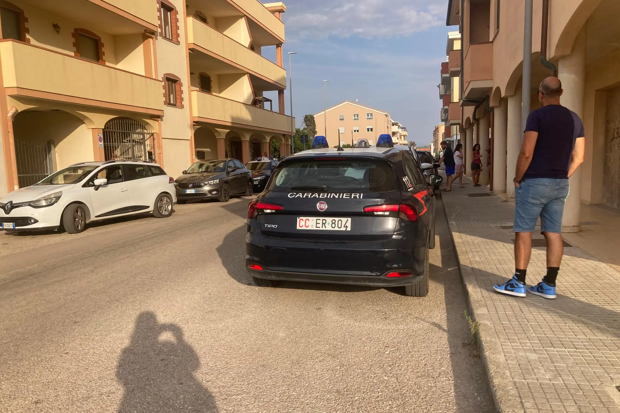 Le pattuglie dei carabinieri in via Pertini (foto Pala)