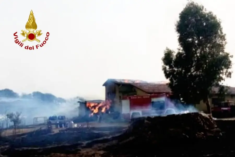Mandas, il fuoco minaccia le aziende agricole
