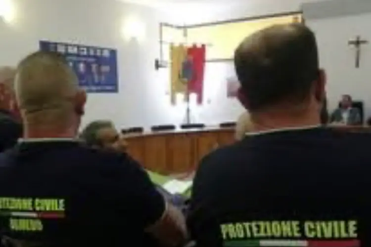 La riunione con i gruppi di Protezione civile (foto concessa)