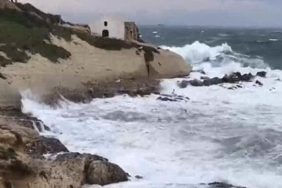 Il vento sferza Porto Torres: mareggiate e alberi abbattuti