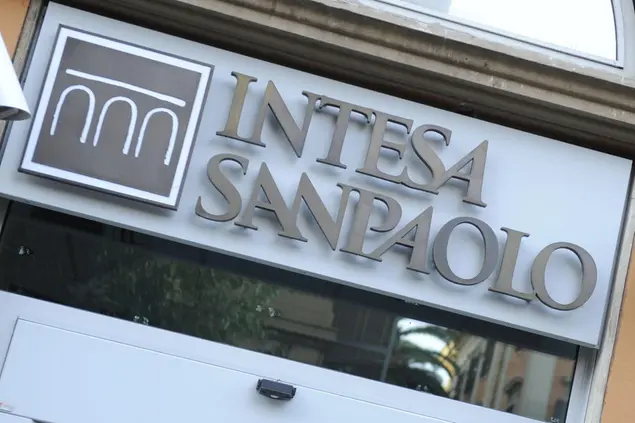 Una filiale del gruppo Intesa Sanpaolo (foto Ansa)