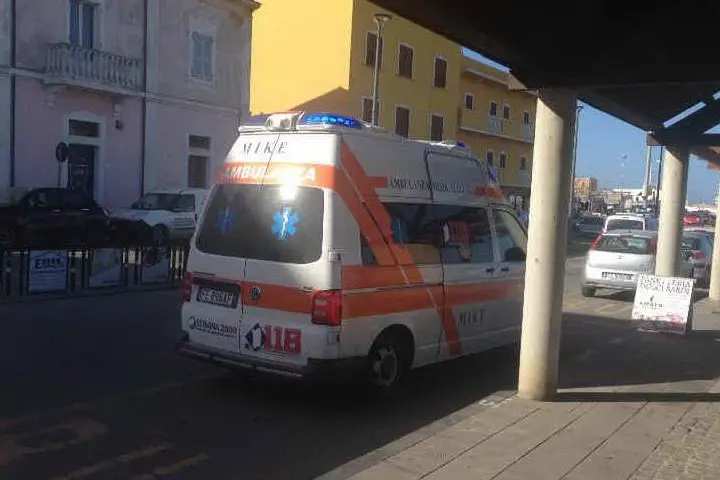 L'ambulanza intervenuta in via Mara (L'Unione Sarda - Pala)