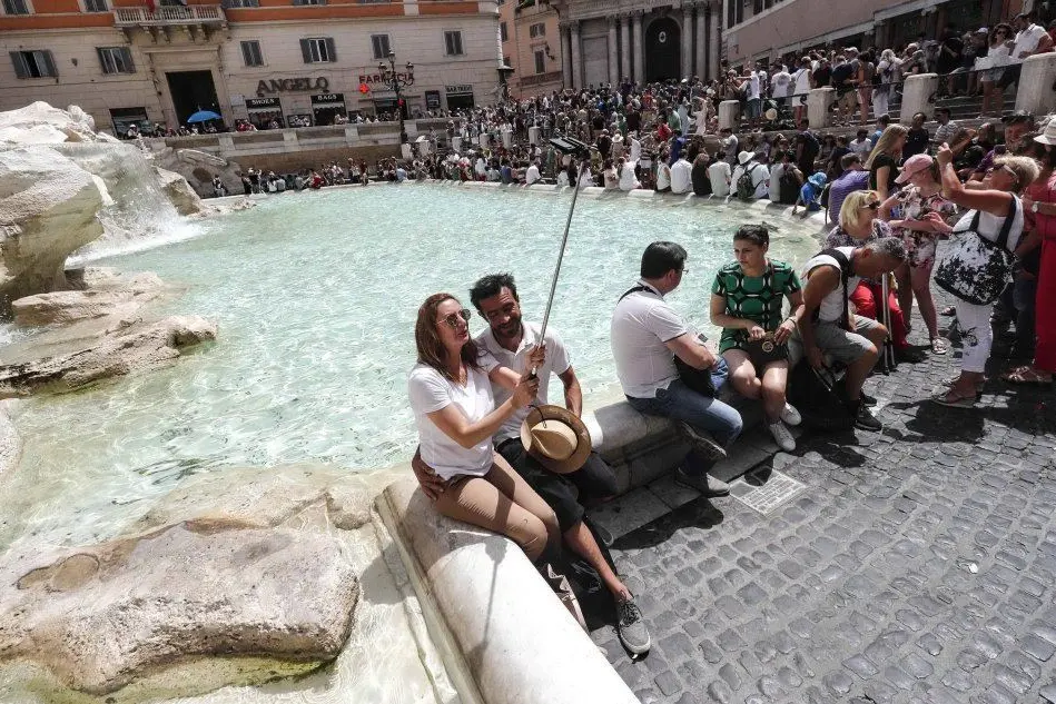 La Fontana di Trevi, uno dei luoghi più visitati dai turisti di tutto il mondo (Ansa)