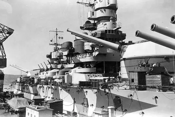 In questa foto storica rilasciata dalla Marina Militare si vede la corazzata Roma durante l'allestimento. Nel Golfo dell'Asinara è stata finalmente identificata - dopo decenni di vane ricerche - una parte del relitto della Corazzata Roma, adagiata a circa 1000 metri di profondita' ed a circa 16 miglia dalla costa sarda. Lo fa sapere la Marina militare. La nave era stata affondata da due bombe tedesche il 9 settembre del 1943, con 1352 vittime. ANSA/ MARINA MILITARE- HO- EDITORIAL USE ONLY