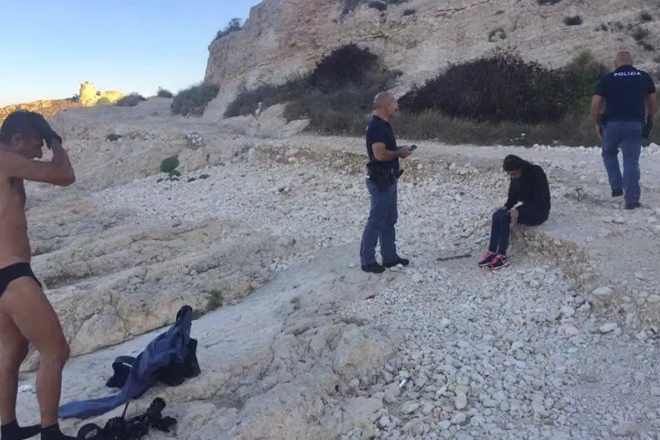 Il salvataggio conclusosi a buon fine al faro di Calamosca