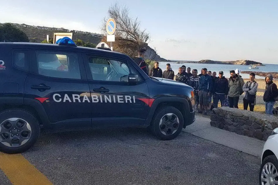 Migranti rintracciati a Sant'Antioco (foto L'Unione Sarda - Scano)