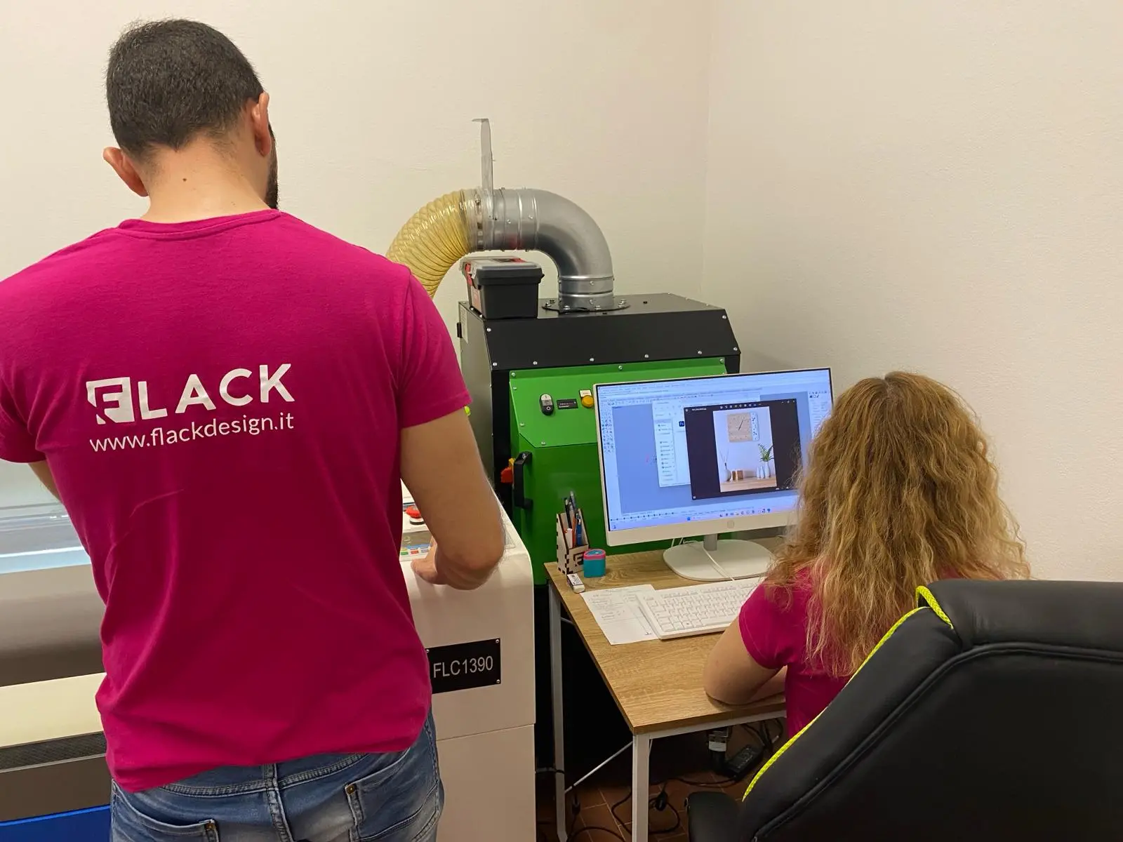 I due grafici al lavoro nel laboratorio (foto concessa)