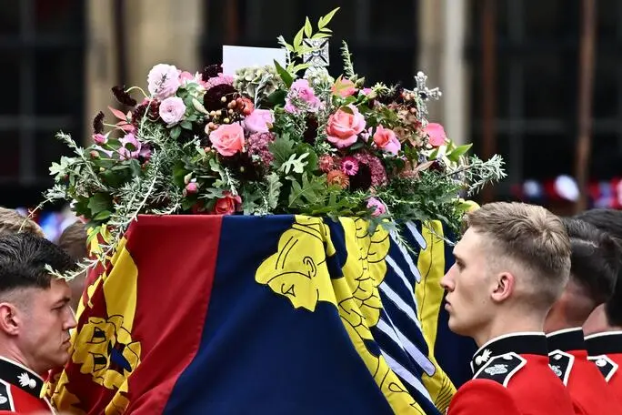 The coffin of Queen Elizabeth II, draped in the Royal Standard, is carried into Westminster Abbey in London on September 19, 2022, ahead of the State Funeral Service for Britain's Queen Elizabeth II. - Leaders from around the world will attend the state funeral of Queen Elizabeth II. The country's longest-serving monarch, who died aged 96 after 70 years on the throne, will be honoured with a state funeral on Monday morning at Westminster Abbey. (Photo by Marco BERTORELLO / AFP)