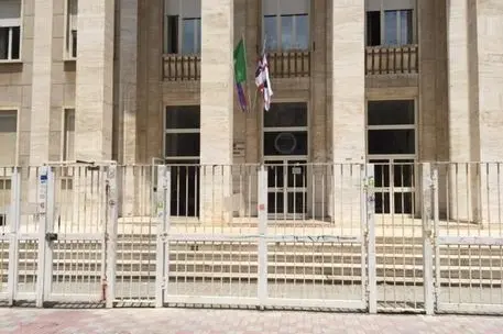 L'ingresso del liceo Dettori a Cagliari