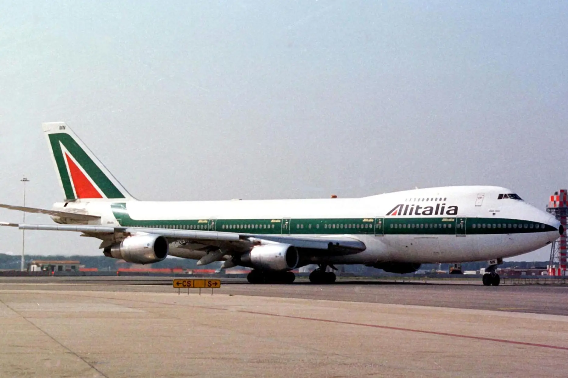 Una foto di archivio di un Boeing 747 dell'Alitalia, ex compagnia di bandiera (Ansa)