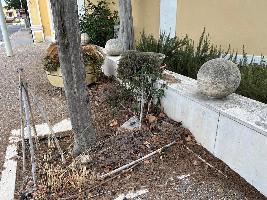 Cabras, degrado all'ingresso del cimitero comunale